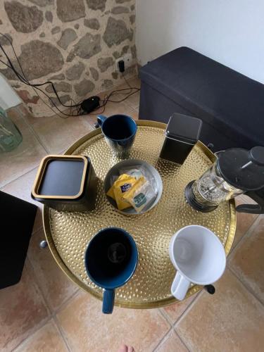 une table avec un téléphone portable en haut dans l'établissement chambre St Malo Cancale, à Saint-Méloir-des-Ondes