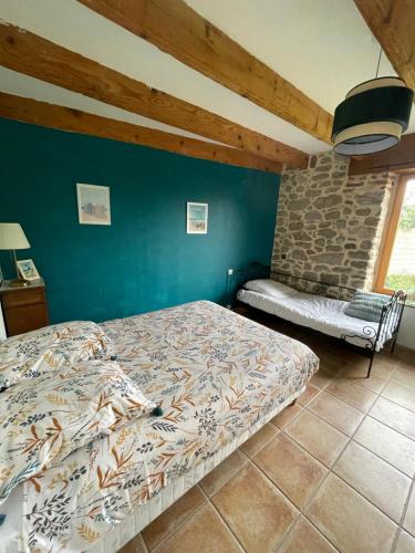 1 dormitorio con 2 camas y pared azul en chambre St Malo Cancale, en Saint-Méloir-des-Ondes