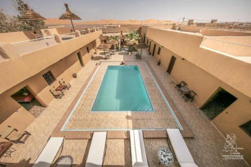 una piscina en medio de un edificio en Riad Desert Man en Merzouga