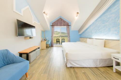 墾丁的住宿－海的小嶼渡假旅店，酒店客房,配有床和沙发