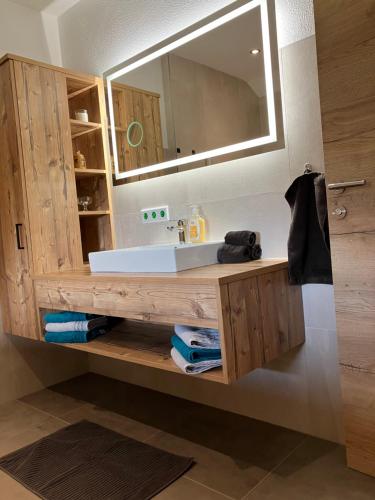 un baño con lavabo y espejo en Mahdgut, en Ramsau
