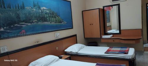 Säng eller sängar i ett rum på hotel chaitanya international
