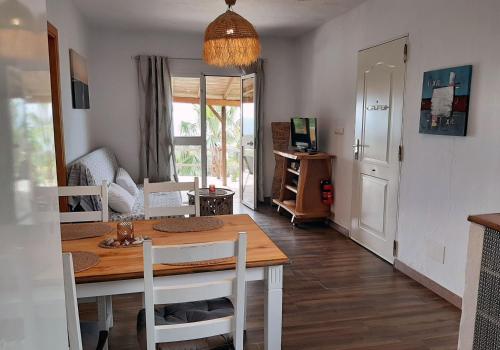 uma cozinha e sala de jantar com mesa e cadeiras em Tarifa-Blick auf Afrika, Haus am Meer, Haustiere erlaubt em Tarifa