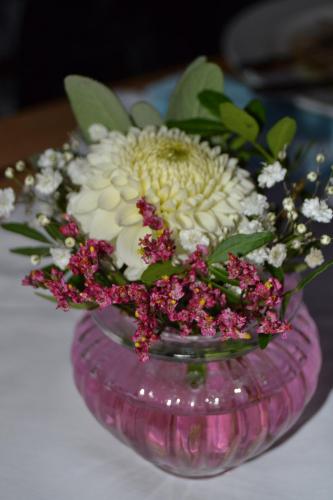 a bouquet of flowers in a vase on a table at Weinhaus Steppe Hotel 3***Superior und Weinstube in Waldbronn