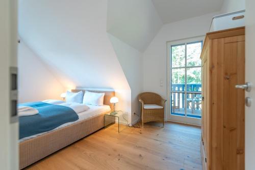 a bedroom with a bed and a window at Ferienhaus Nordstern in Zirchow