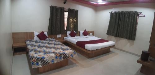 um quarto com uma cama e uma cadeira em Hotel The Grand em Mahabaleshwar