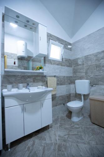Bilik mandi di Apartman Jelić