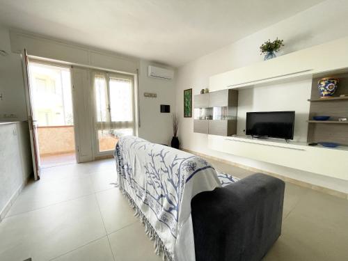 a living room with a couch and a television at Nuovo Appartamento Ristrutturato in Corte Interna in La Maddalena