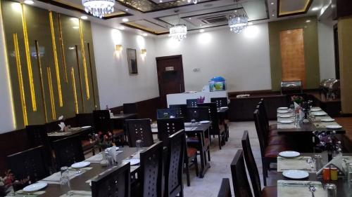Restaurace v ubytování Hotel Taj Heights