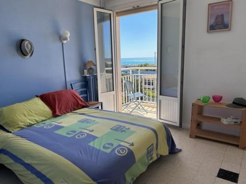 - une chambre avec un lit et un balcon dans l'établissement T3 Corniche Sète Rare, à Sète