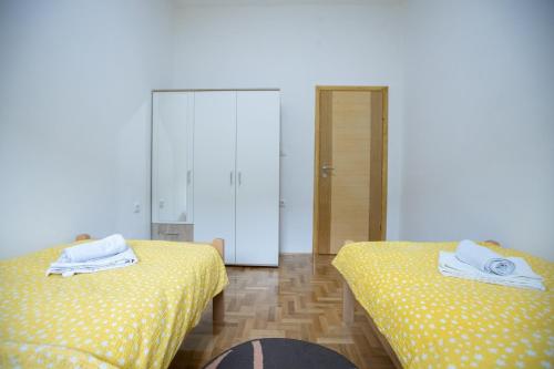 トレビニェにあるApartman Jelićのベッド2台(タオル付)が備わる客室です。