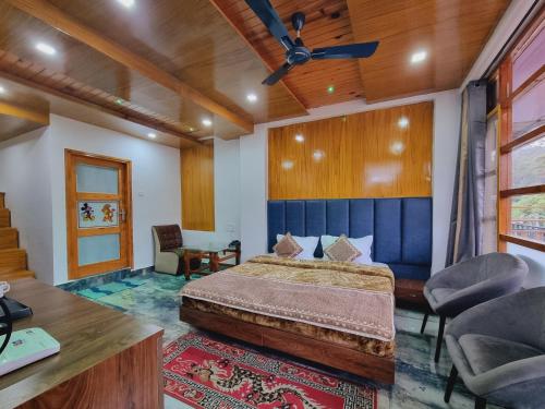 1 dormitorio con 1 cama y ventilador de techo en Green View By Wow Hotels en Banikhet