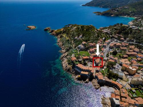 une vue aérienne sur une petite ville située sur une côte rocheuse dans l'établissement Hotel Da Ruggero, à Giglio Porto
