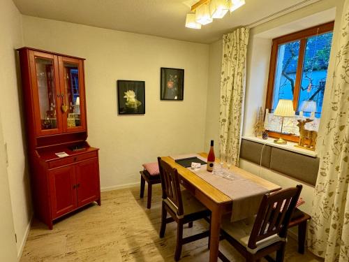 een eetkamer met een tafel en stoelen en een raam bij Ferienhaus Gimmeldingen in Neustadt an der Weinstraße