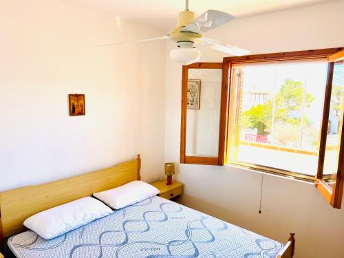 um quarto com uma cama e uma janela em Al centro di tutto em Campomarino