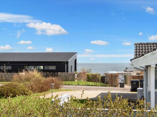 una casa negra con vistas al océano en 6 person holiday home in B rkop, en Egeskov