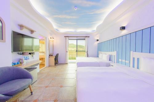墾丁的住宿－海的小嶼渡假旅店，一间酒店客房,设有两张床和电视