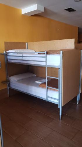Двуетажно легло или двуетажни легла в стая в Albergue Lecer