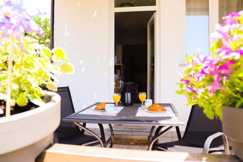 Apartment with terrace, garden and free parking
