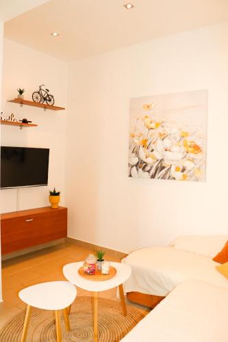 Apartment with terrace, garden and free parking