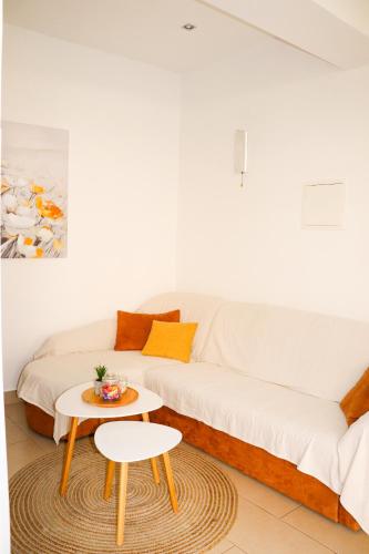 Apartment with terrace, garden and free parking