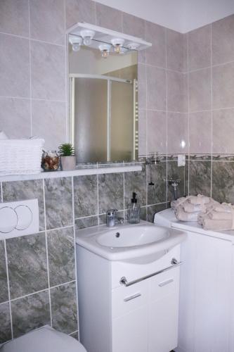 Apartment with terrace, garden and free parking