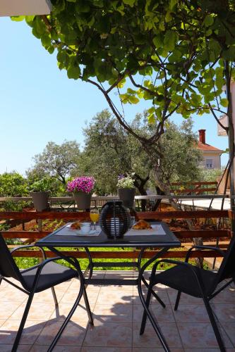 Apartment with terrace, garden and free parking