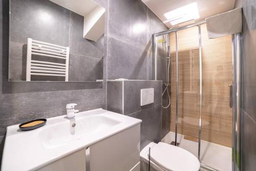 ein Bad mit einem Waschbecken, einem WC und einer Dusche in der Unterkunft PETIT DUPLEX - Nouveau duplex central avec wifi et clim pour 2 in Antibes