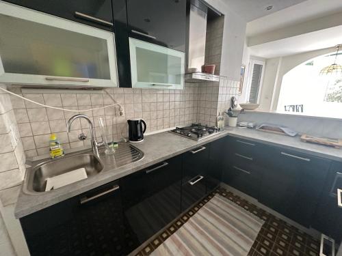eine Küche mit einer Spüle und einer Arbeitsplatte in der Unterkunft Apartment Golden Creek Magic View in Dubrovnik