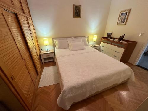 ein Schlafzimmer mit einem Bett und zwei Lampen an zwei Tischen in der Unterkunft Apartment Golden Creek Magic View in Dubrovnik