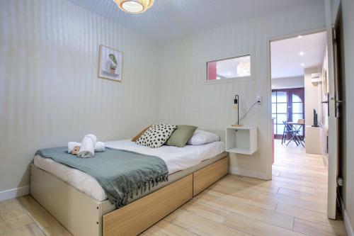 une chambre avec un lit dans une pièce dans l'établissement L'auberge rit !, à Périgueux