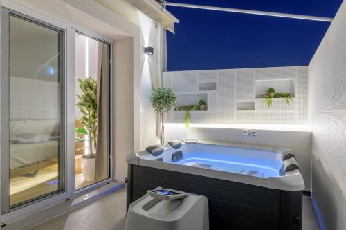 La salle de bains est pourvue d'une baignoire bleue. dans l'établissement Central Sunny Loft with Plunge Pool, à Athènes