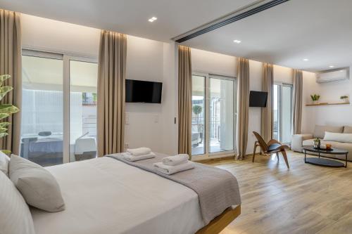 1 dormitorio con 1 cama blanca y sala de estar en Central Sunny Loft with Plunge Pool en Athens