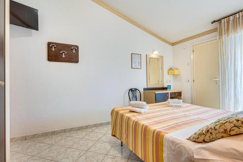 a hotel room with a bed and a tv at Hotel Atlantic in Gatteo a Mare