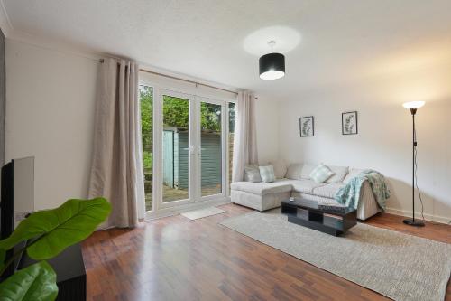 uma sala de estar com um sofá e uma janela em Contractor accommodation em Heeley