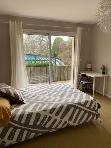 ein Schlafzimmer mit einem Bett und einem großen Fenster in der Unterkunft Chambre Serenity in Brignais