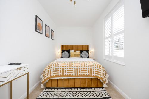 a bedroom with a bed and a window at Stunning modern space in Hove & free parking in Brighton & Hove