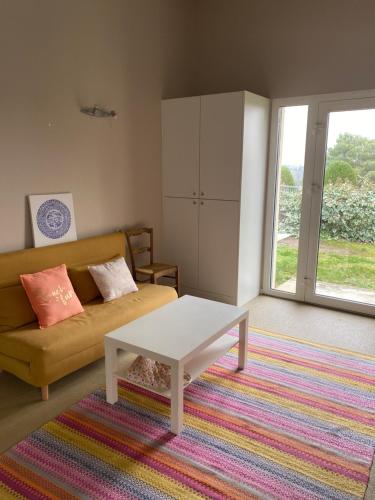 ein Wohnzimmer mit einem Sofa und einem Couchtisch in der Unterkunft Chambre Serenity in Brignais