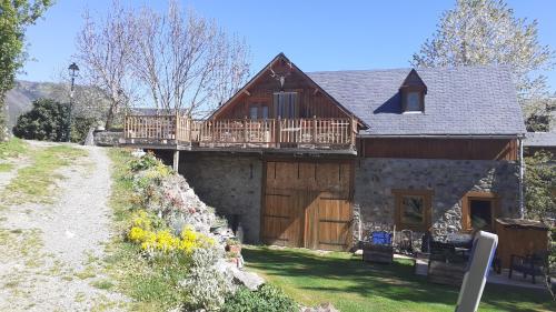 una casa con una terraza a un lado en gite du sapin vert, en Sailhan
