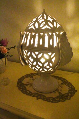 a lamp sitting on top of a table at 'A Chesodde in Cisternino