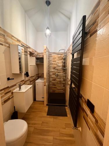 ein kleines Bad mit WC und Waschbecken in der Unterkunft Alloggio Largo Consalvi Tuscania in Tuscania