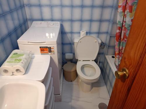 małą łazienkę z toaletą i umywalką w obiekcie Summerland w Aronie