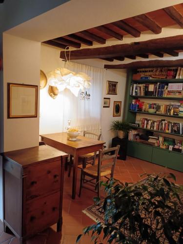 a dining room with a wooden table and a dining room table at Betta B&B in Gello