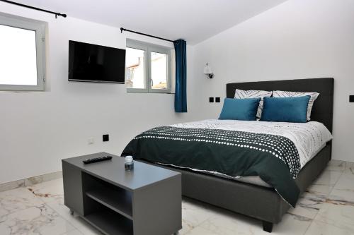 - une chambre avec un lit doté d'oreillers bleus et d'une table dans l'établissement Bleu Ciel Notre Dame De la Garde-Gare de St Charles Marseille, à Marseille