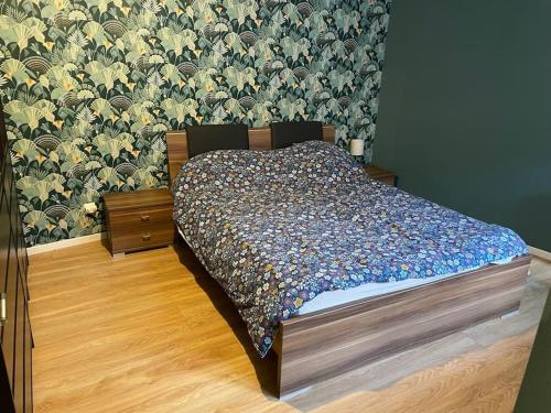 FurdenheimにあるAppartement Cosy à la Campagneの花柄の壁紙を用いたベッドルームのベッド1台