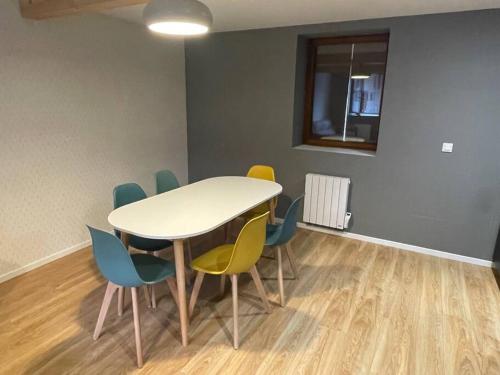 - une salle de réunion avec une table et des chaises dans l'établissement Appartement Cosy à la Campagne, à Furdenheim