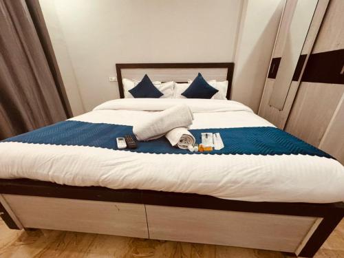 سرير أو أسرّة في غرفة في Aston Hills Rooms & Cottages Tapovan