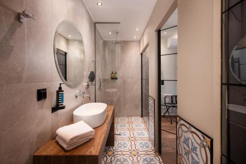 a bathroom with a sink and a mirror at Hotel Naiades in Órma