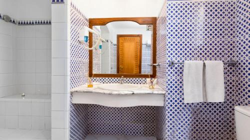 La salle de bains est pourvue d'un lavabo et d'un miroir. dans l'établissement Domina Coral Bay Resort, Diving , Spa & Casino, à Charm el-Cheikh