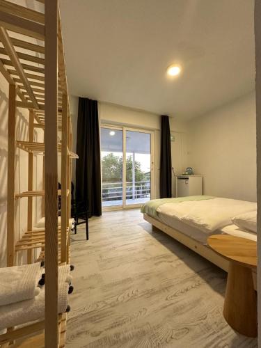 1 dormitorio con litera y ventana grande en Airport Blue Eye House Ideal for air travellers 5 km from Airport, en Dalaman